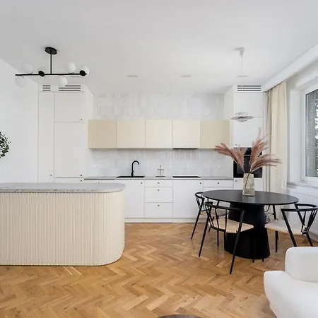 Venice Avenue - 3 Bedroom Luxury 90m2 & Balcony In Old Town Apartment